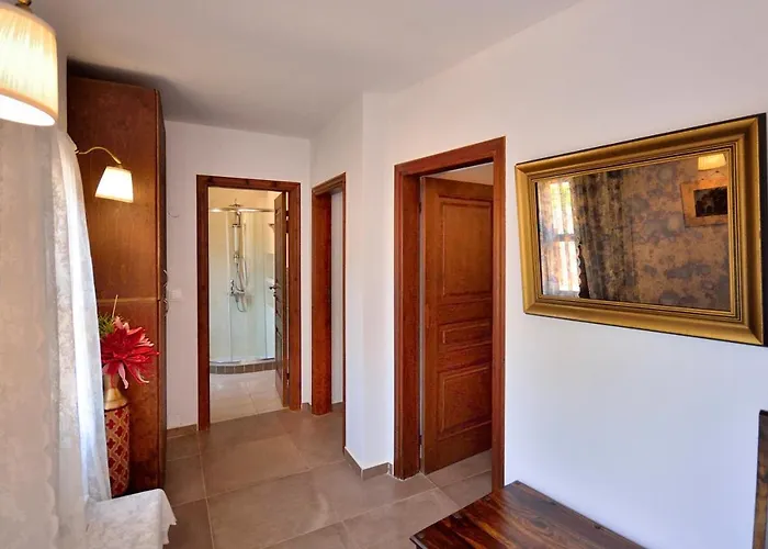 Leon - House In Medieval Town With Spacious Courtyard 빌라 *